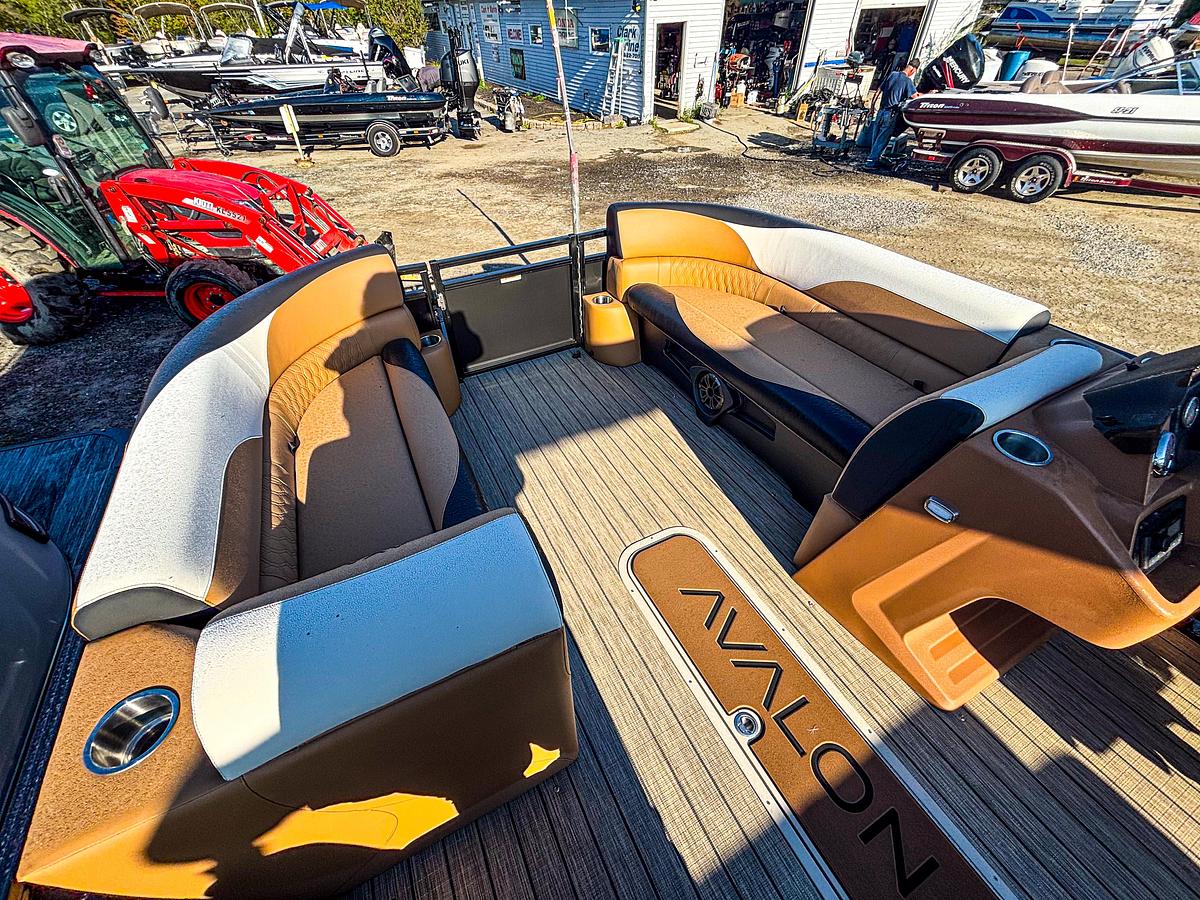 2026 Avalon 2185 VENTURE CR TRITOON