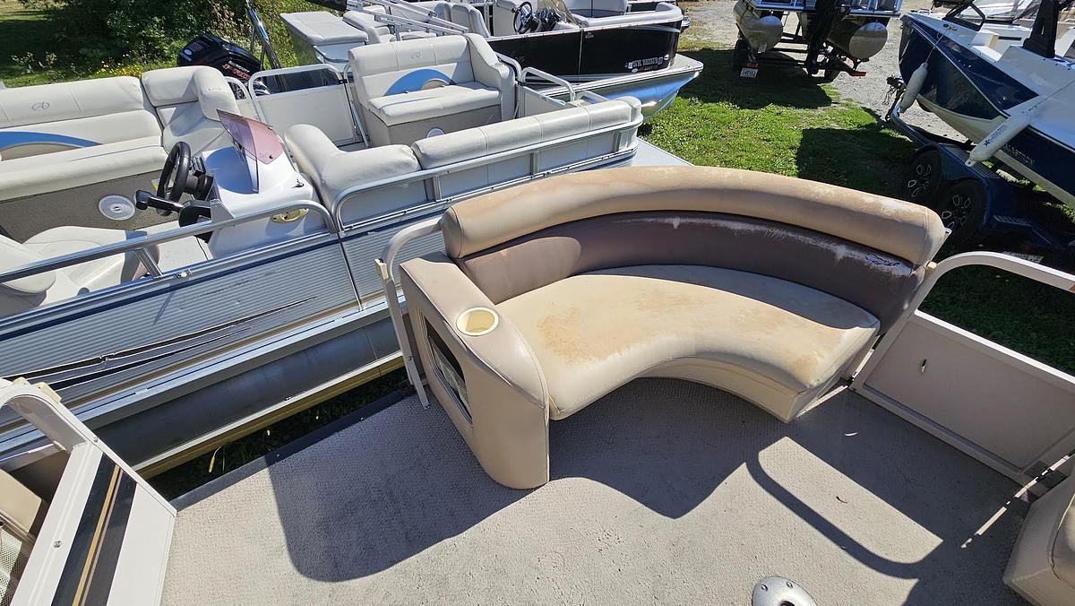 Used 2002 Crestliner 20' pontoon