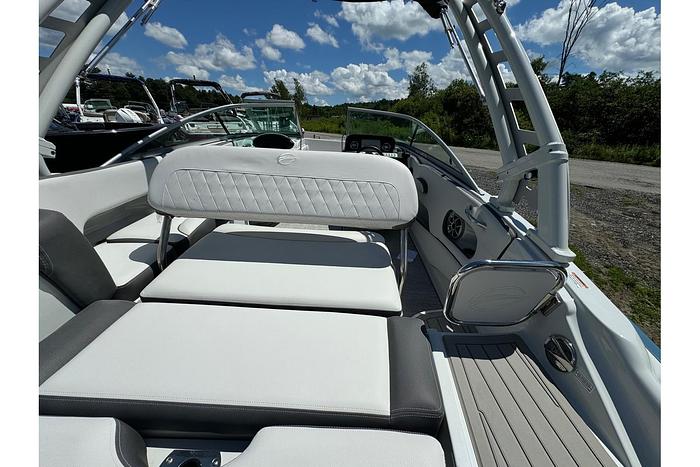 2025 CROWNLINE E220XS CR-25-01