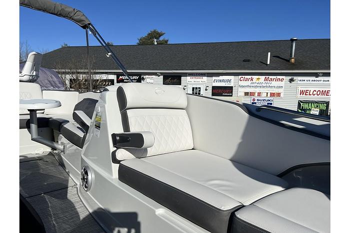 2024 CROWNLINE E210 XS CR-24-01