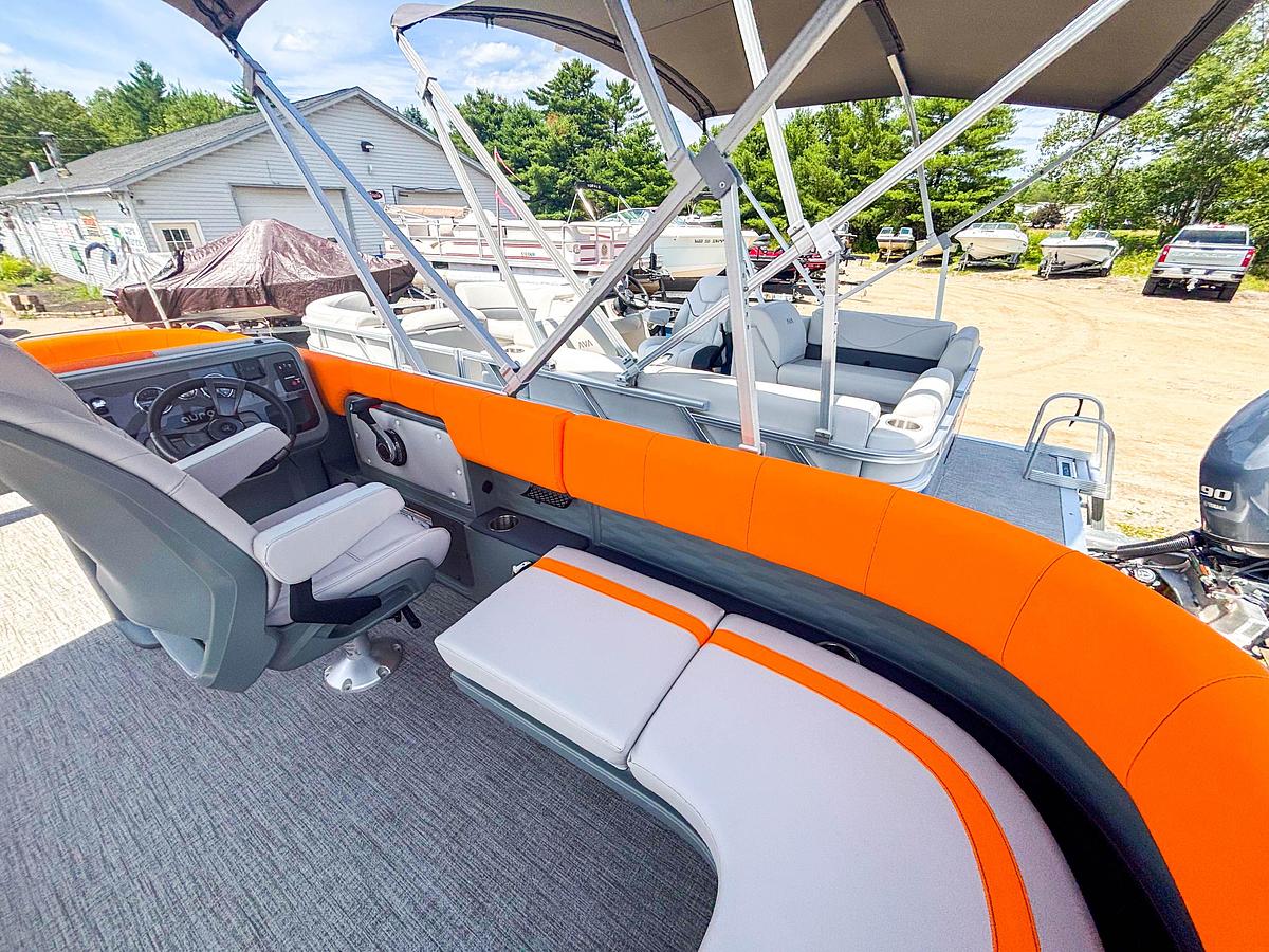 2025 Avalon Aura 19' Quad Lounge