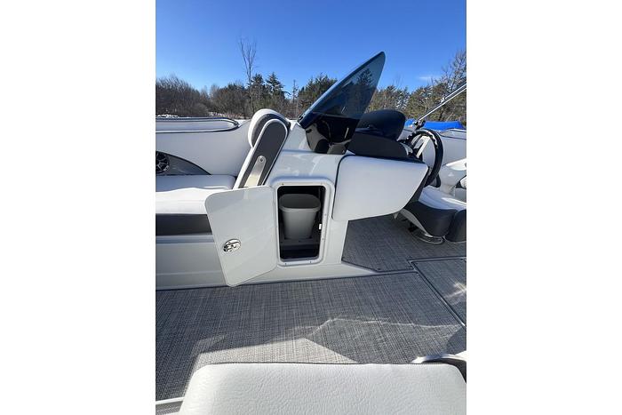 2024 CROWNLINE E210 XS CR-24-01