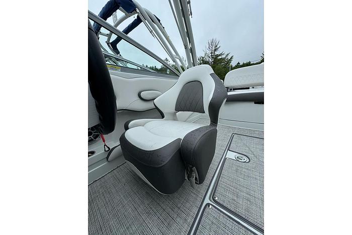2025 CROWNLINE E220XS CR-25-01