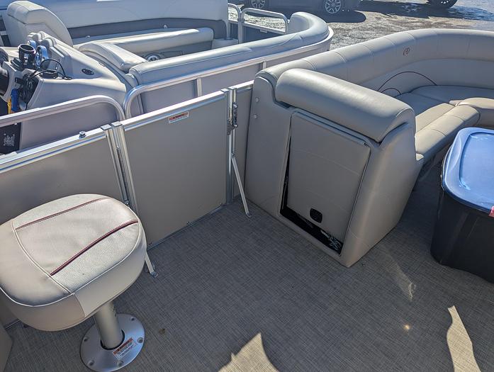 Used 2015 Avalon 2527 Catalina Entertainer