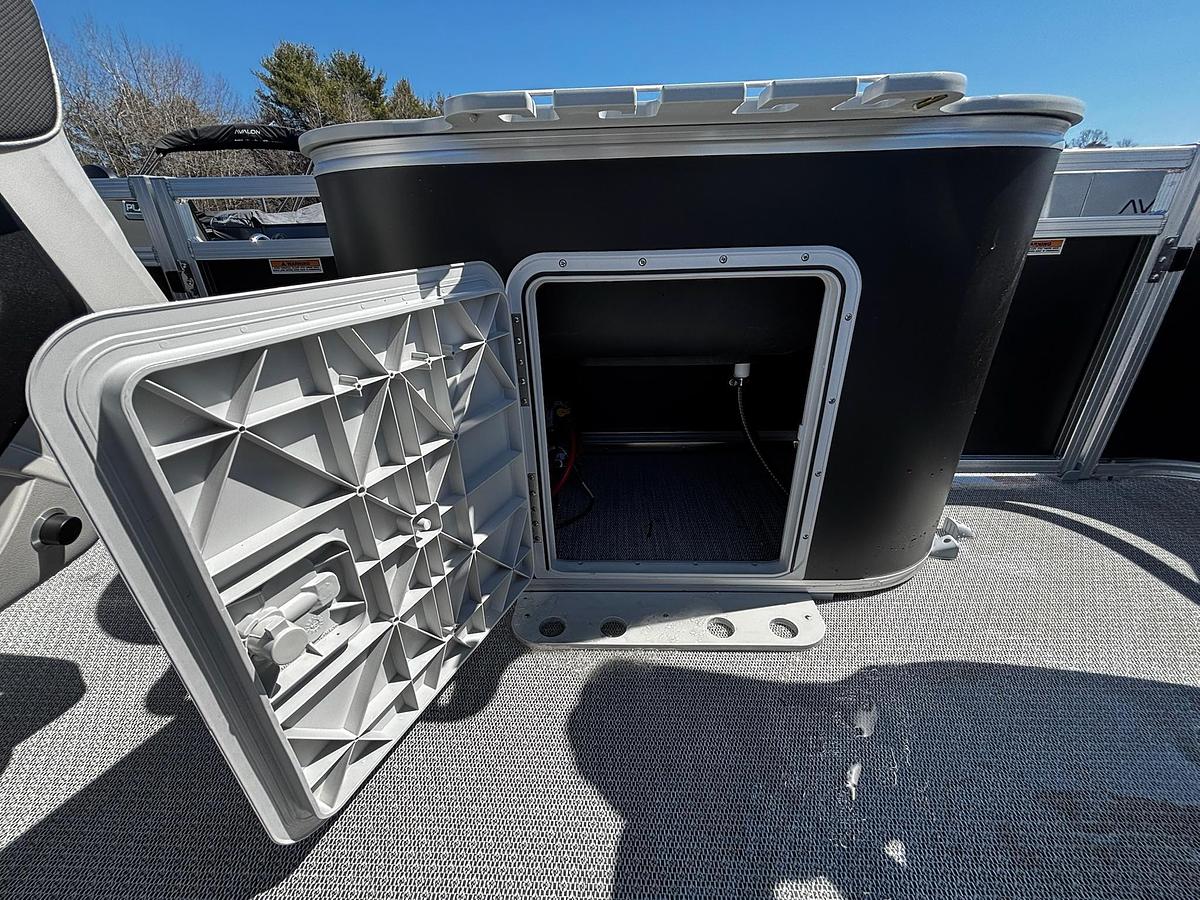 2026 Avalon 2185 VEN RF TRI