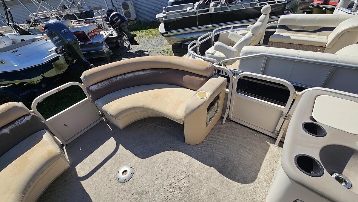 Used 2002 Crestliner 20' pontoon