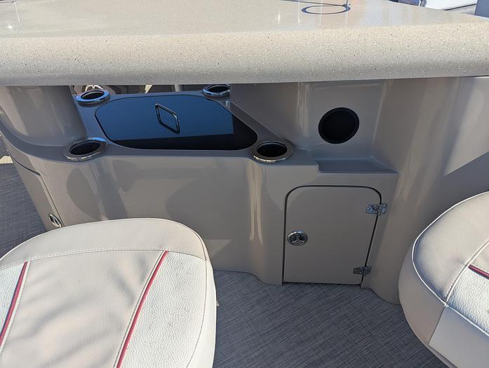 Used 2015 Avalon 2527 Catalina Entertainer