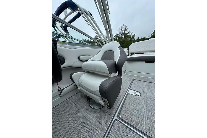 2025 CROWNLINE E220XS CR-25-01