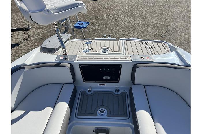 2024 CROWNLINE E210 XS CR-24-01
