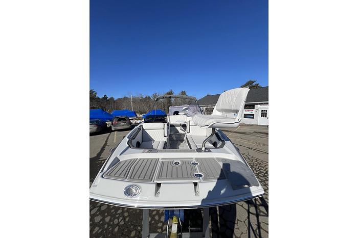 2024 CROWNLINE E210 XS CR-24-01