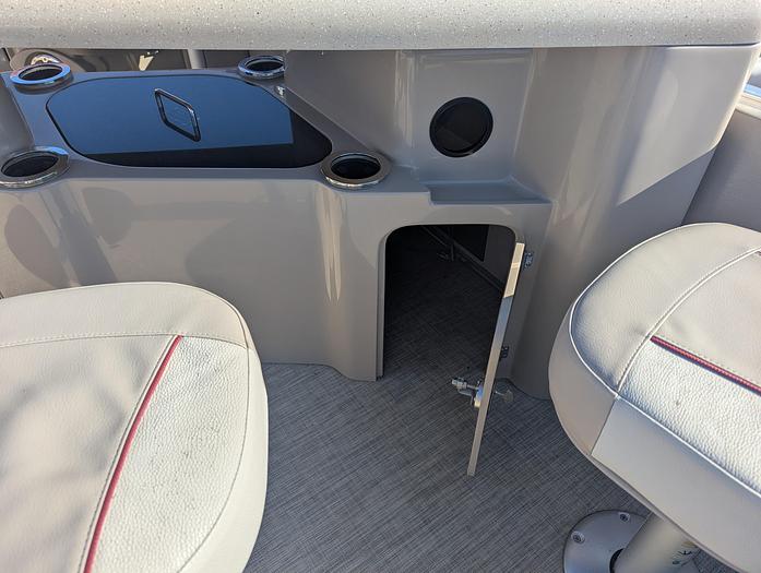 Used 2015 Avalon 2527 Catalina Entertainer