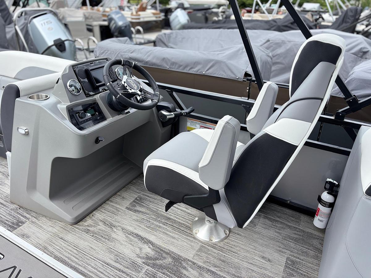 AV-26-35 2385 V85 QUAD LOUNGE TRITOON