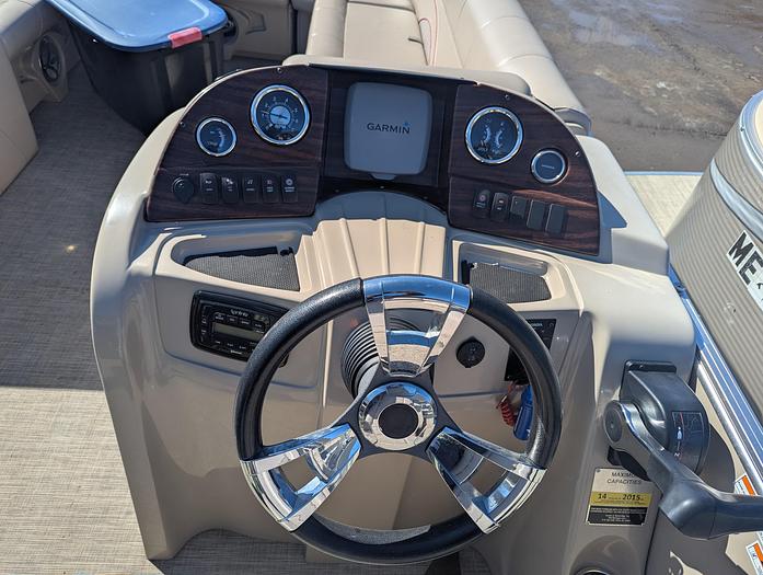 Used 2015 Avalon 2527 Catalina Entertainer