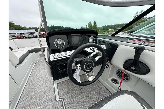 2025 CROWNLINE E220XS CR-25-01