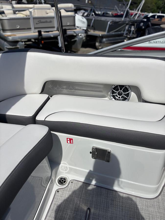 2027 Crownline E220XS
