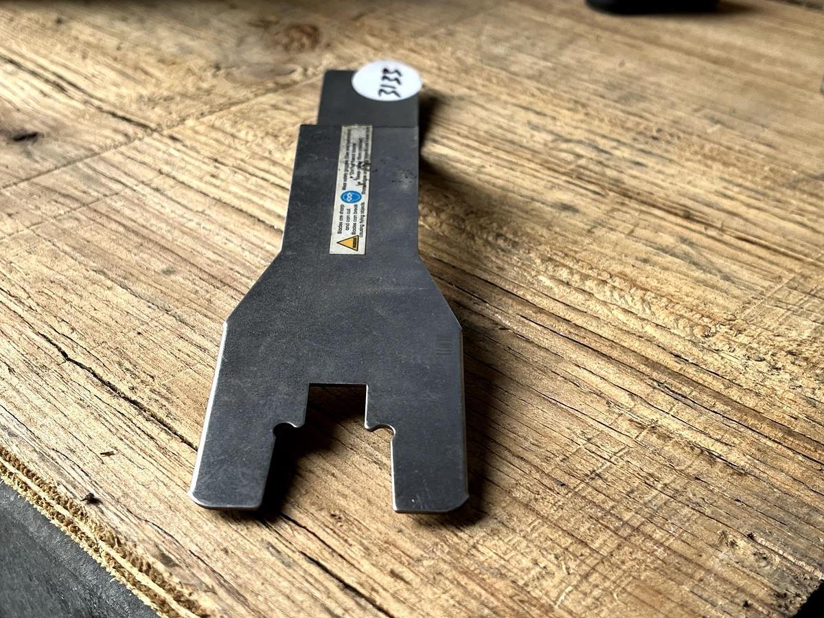 Used MAC TOOLS DOOR HANDLE TOOL - DUAL PURPOSE TOOL DT20