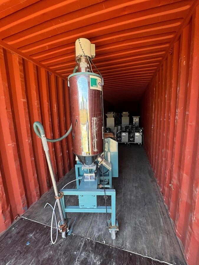 Used Una-Dyn GS30 Dehumidifying Hopper Dryer TSCA1111 100# solid Cone Hopper