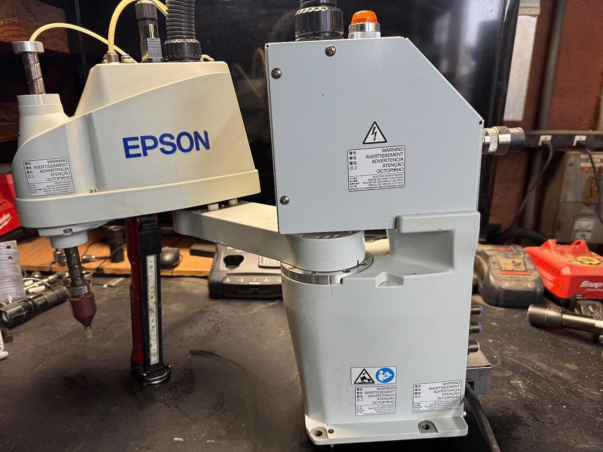 Used Epson T3-401S IndustrialRobot - Reach 460mm  load 3kg - Mfg. 2022 S/N:T300T11694