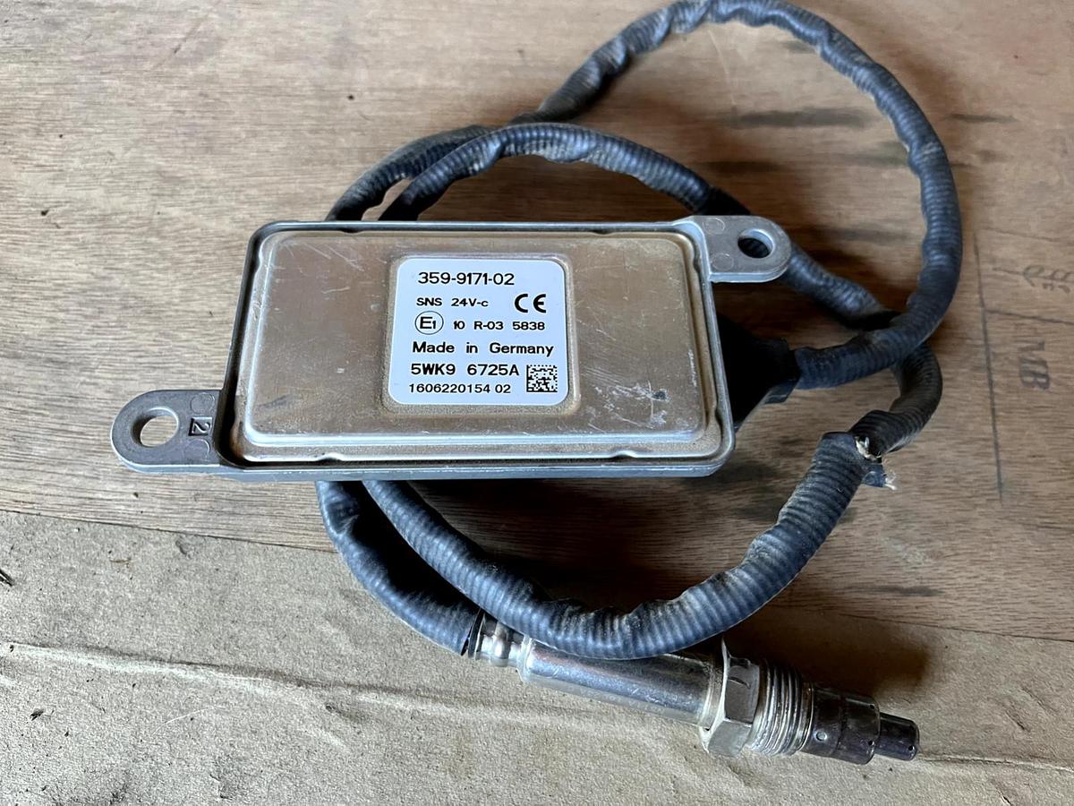 Used KM Diesel Nitrogen Oxides Nox sensor 22014032 FITS Truck D11 D13 D16 Mack MP8