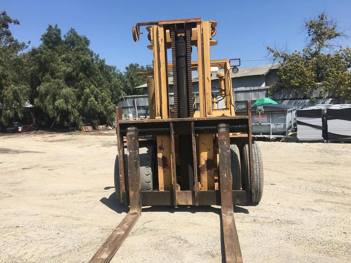 Used CATERPILLAR V300, 30,000 LBS CAP. PNEUMATIC FORKLIFT- USED, GOOD RUNNING