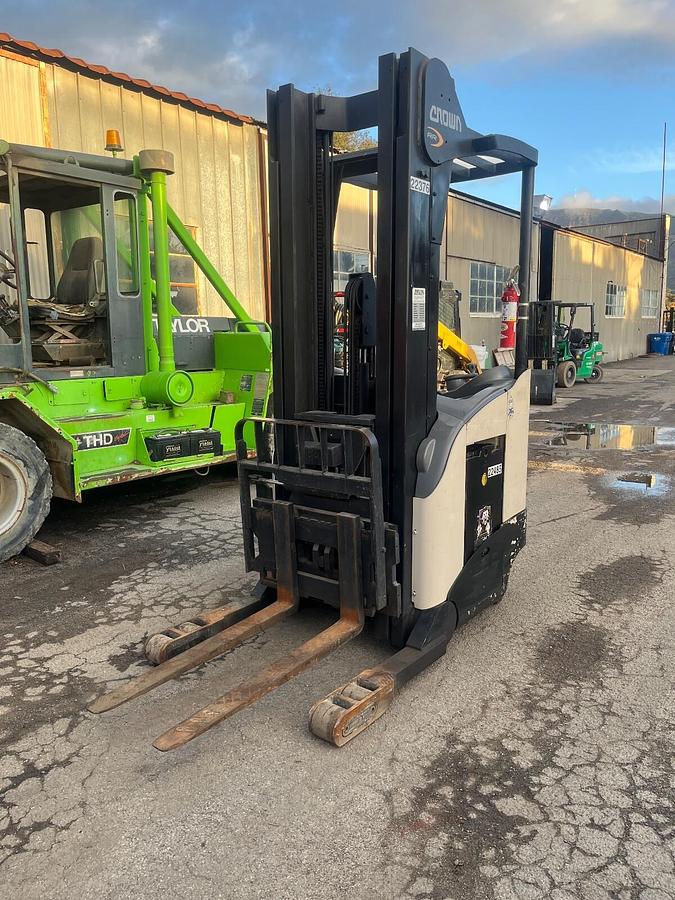 Used Crown RR5225-45 Reach Truck with Charger Side shift – 5012 Hours – 36V System