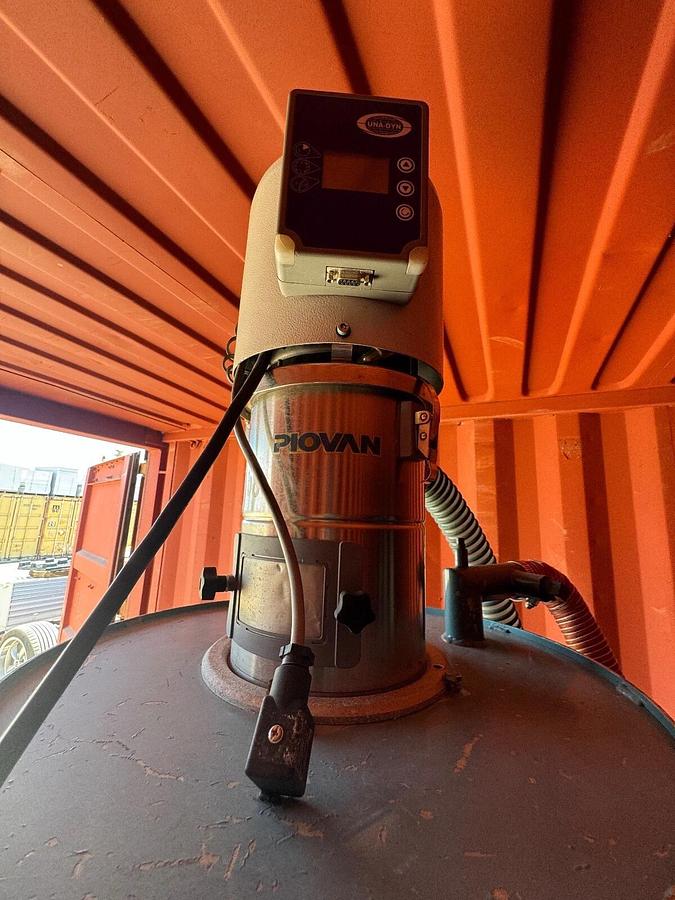 Used Una-Dyn GS30 Dehumidifying Hopper Dryer TSCA1111 100# solid Cone Hopper