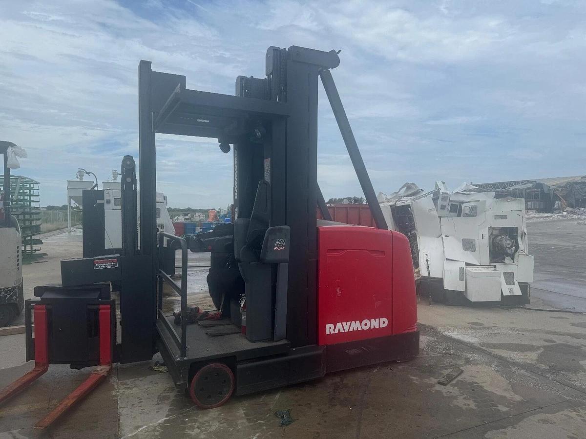 Used RAYMOND 960-CSR30T Man-Up Swing Reach Turret Truck Forklifts