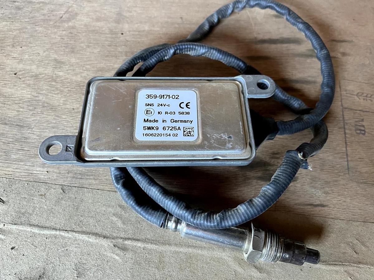 Used KM Diesel Nitrogen Oxides Nox sensor 22014032 FITS Truck D11 D13 D16 Mack MP8