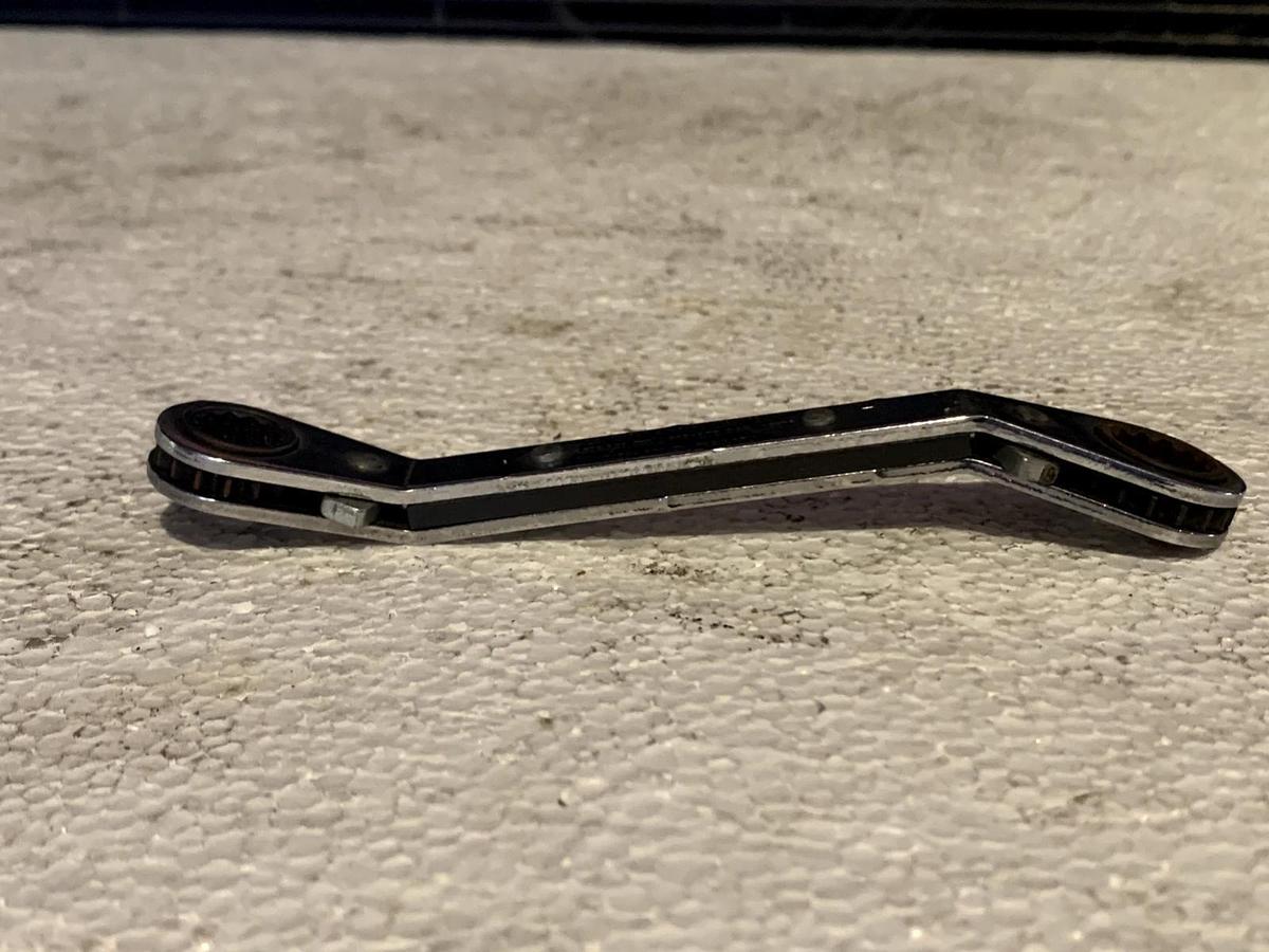 Used BLUE POINT RYA1214  3/8"  7/16" 12 PT DIRECTIONAL RATCHETING OFFSET BOX WRENCH