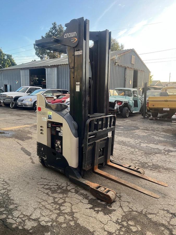 Used Crown RR5225-45 Reach Truck with Charger Side shift – 5012 Hours – 36V System