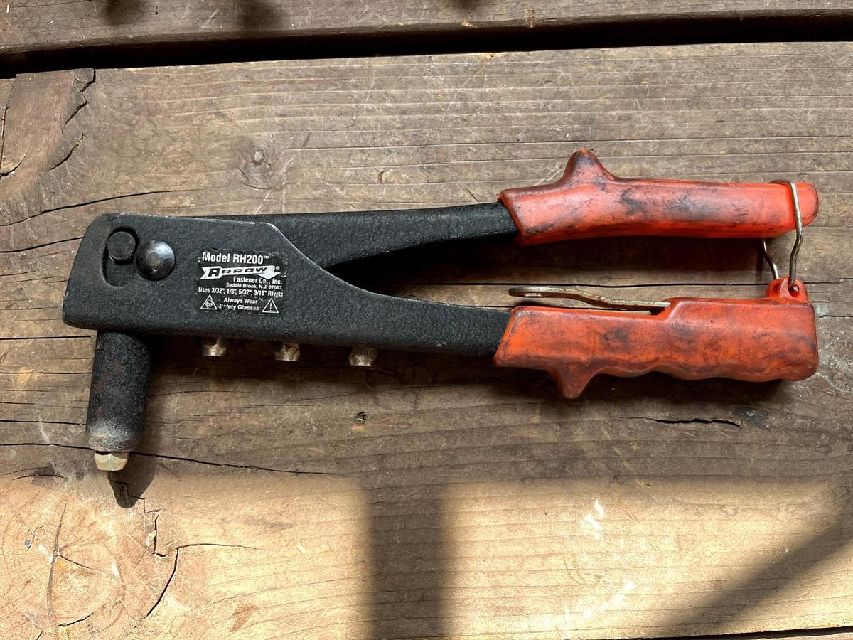 Used Arrow RH200 Pop Rivet Gun Uses 3/32 1/8 5/32 3/16 Rivets
