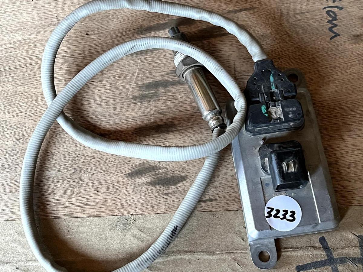 Used KM Diesel Nitrogen Oxides Nox sensor 22014032 FITS Truck D11 D13 D16 Mack MP8