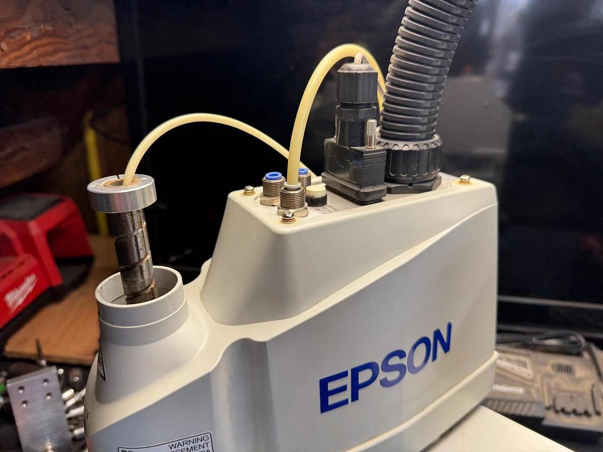 Used Epson T3-401S IndustrialRobot - Reach 460mm  load 3kg - Mfg. 2022 S/N:T300T11694