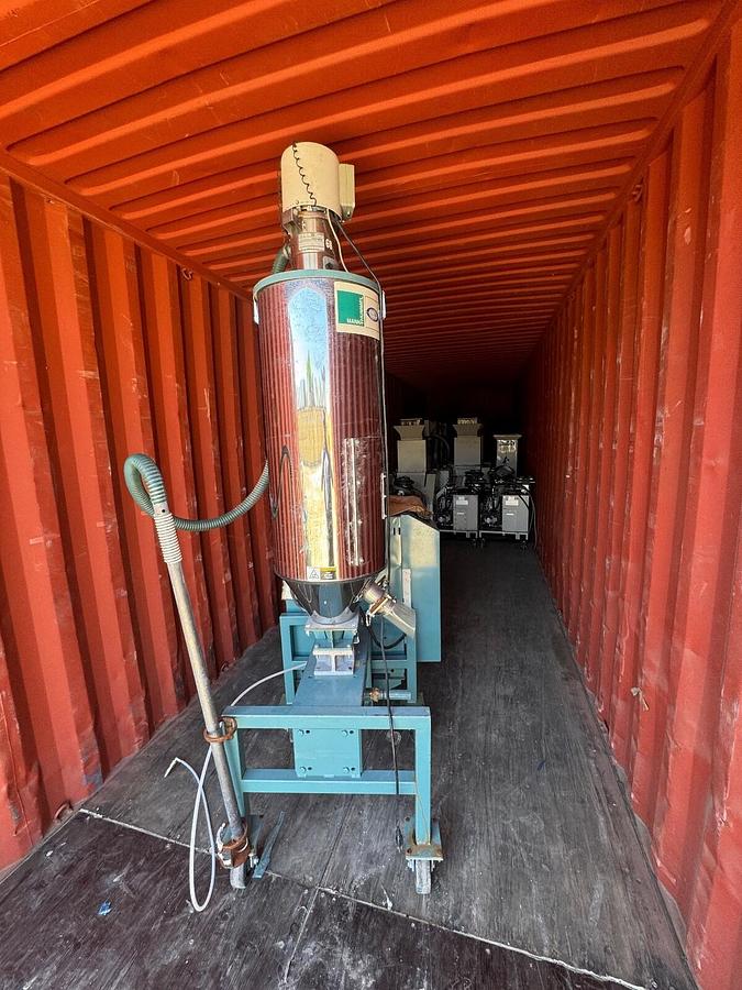 Used Una-Dyn GS30 Dehumidifying Hopper Dryer TSCA1111 100# solid Cone Hopper