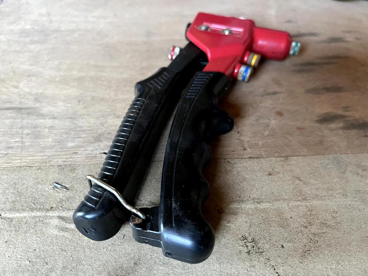 Used Arrow One Handed Riveter Tool Riveting Gun - Model RT188M