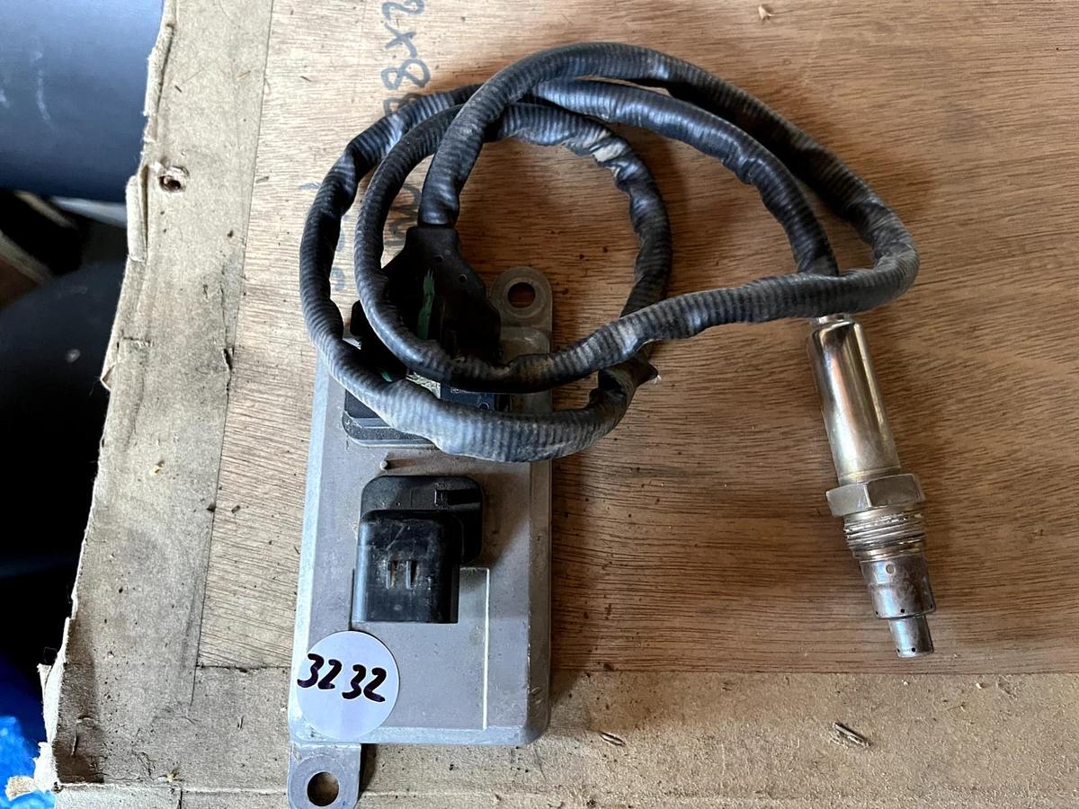 Used KM Diesel Nitrogen Oxides Nox sensor 22014032 FITS Truck D11 D13 D16 Mack MP8
