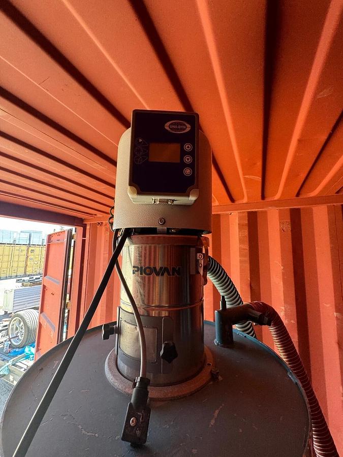 Used Una-Dyn GS30 Dehumidifying Hopper Dryer TSCA1111 100# solid Cone Hopper