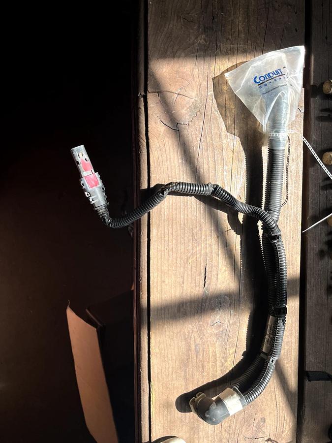 Used CAT Part # 506-5802.  BACK FLOW / RETURN WHITE PUMP CONNECTOR.  NEW.