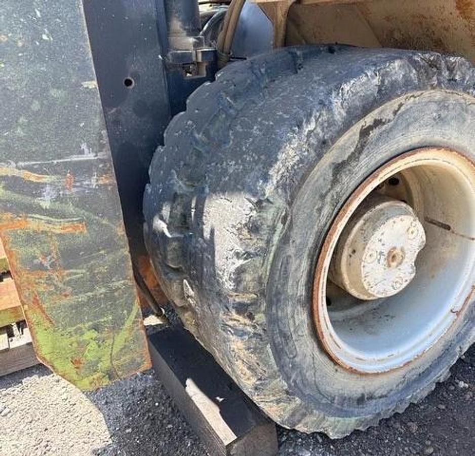 Used 2001 TAYLOR THD 250M 2 STAGE 25,000LB PNEUAMTIC DIESEL FORKLIFT