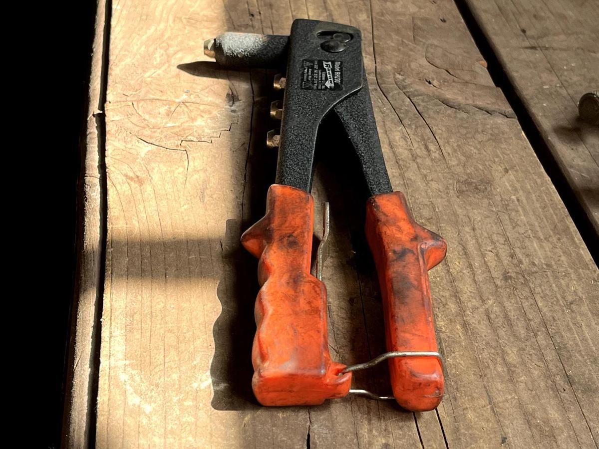 Used Arrow RH200 Pop Rivet Gun Uses 3/32 1/8 5/32 3/16 Rivets