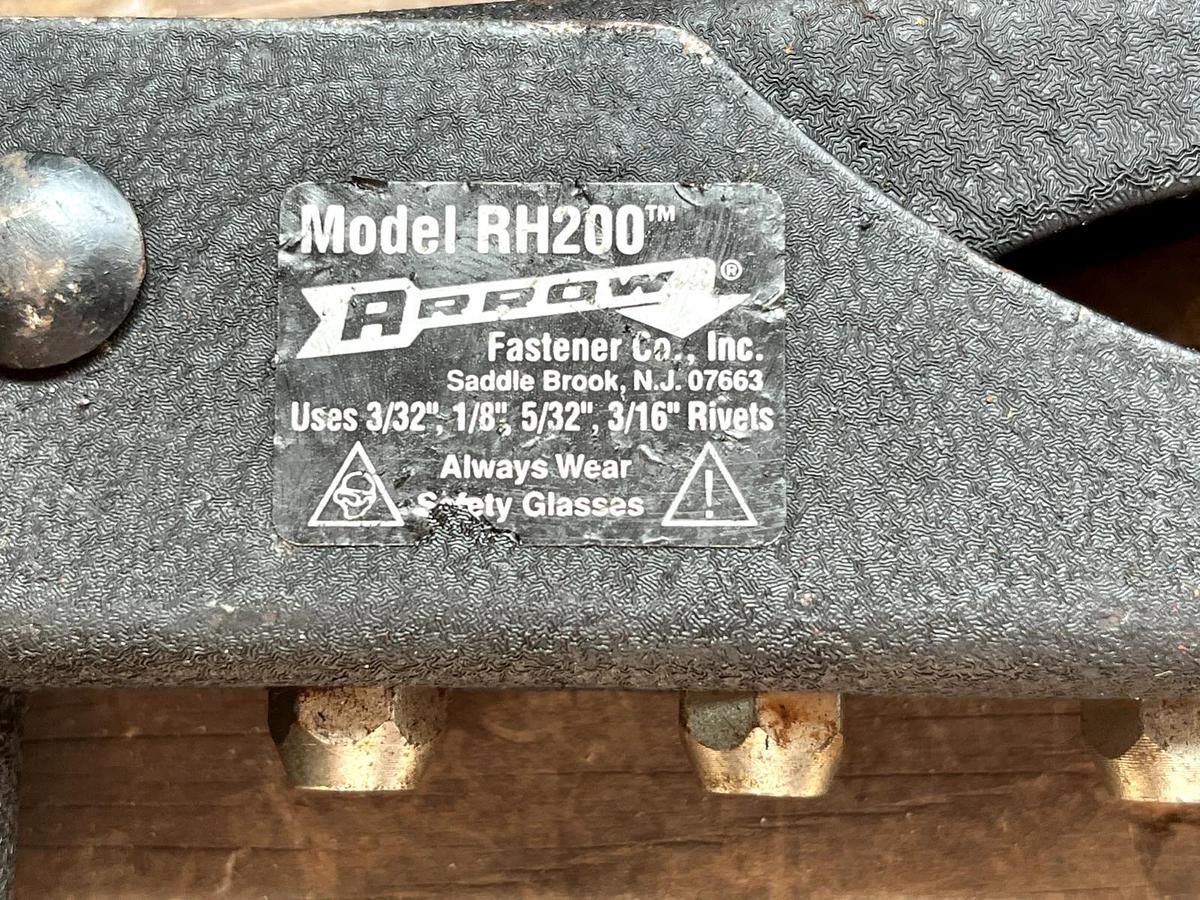 Used Arrow RH200 Pop Rivet Gun Uses 3/32 1/8 5/32 3/16 Rivets