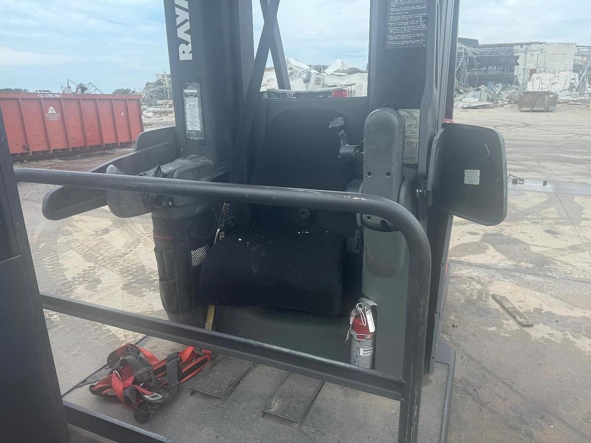 Used RAYMOND 960-CSR30T Man-Up Swing Reach Turret Truck Forklifts