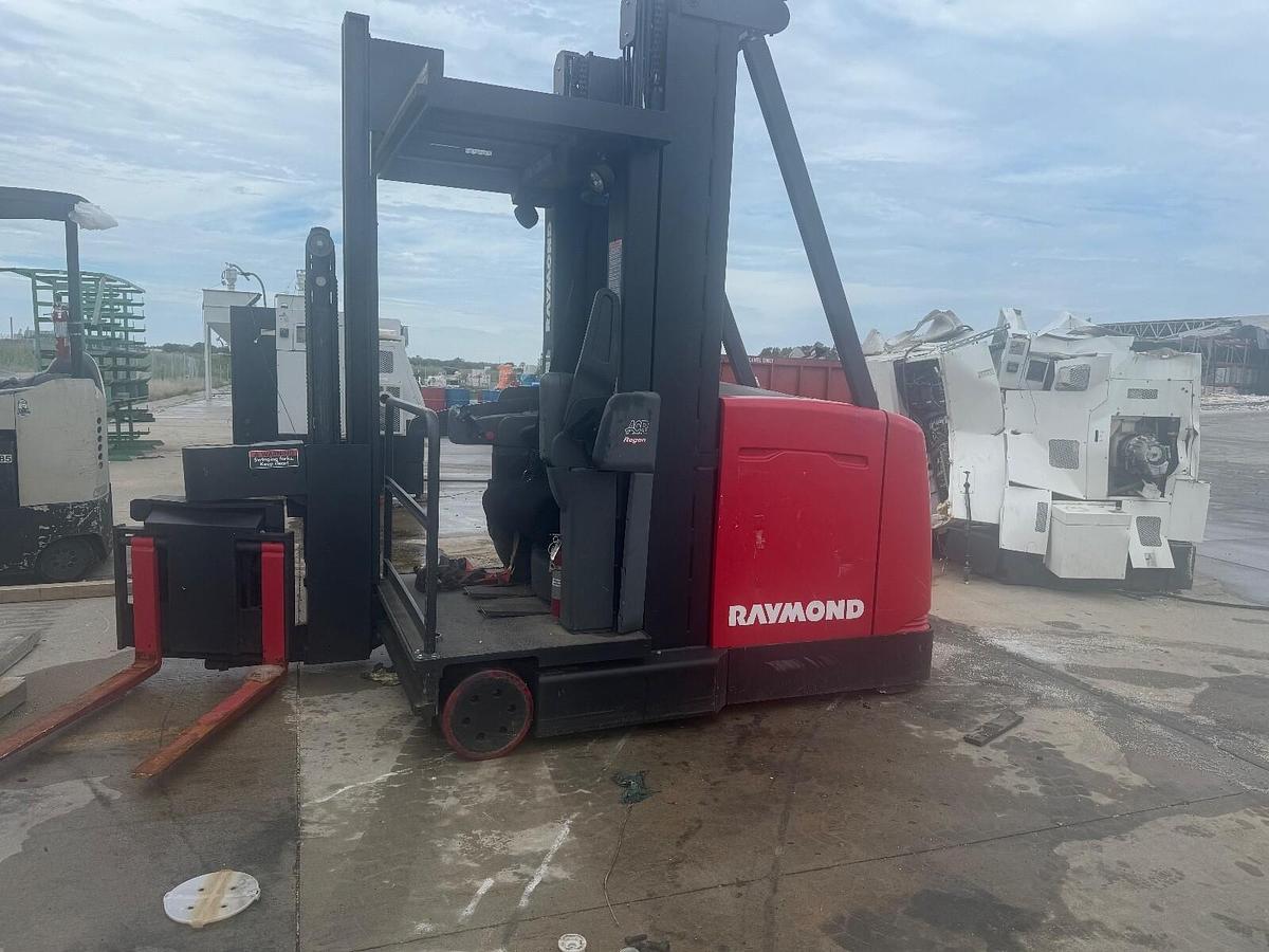 Used RAYMOND 960-CSR30T Man-Up Swing Reach Turret Truck Forklifts