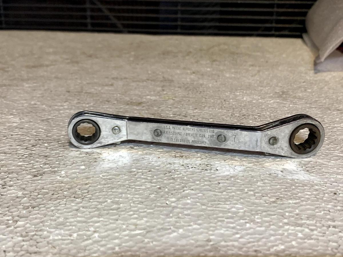 Used BLUE POINT RYA1214  3/8"  7/16" 12 PT DIRECTIONAL RATCHETING OFFSET BOX WRENCH