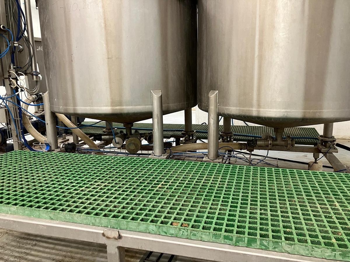 Used 2 x 800 LITRE MIXING TANKS ON SKID