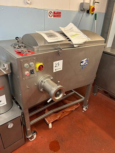 Used COMPLETE SLAUGHTER LINE FOR CATTLE, PIGS & SHEEP