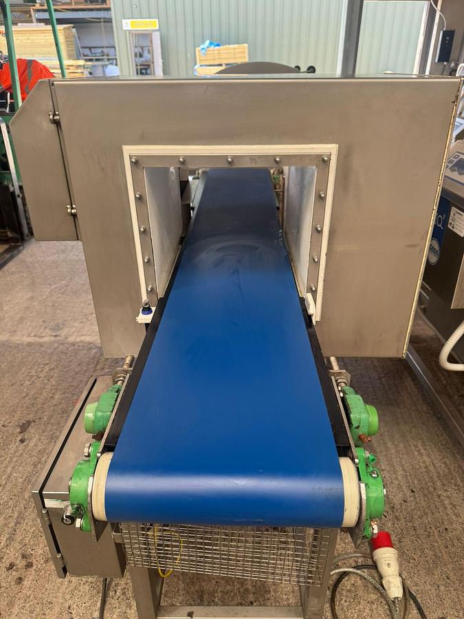 Used LOMA IQ2 METAL DETECTOR