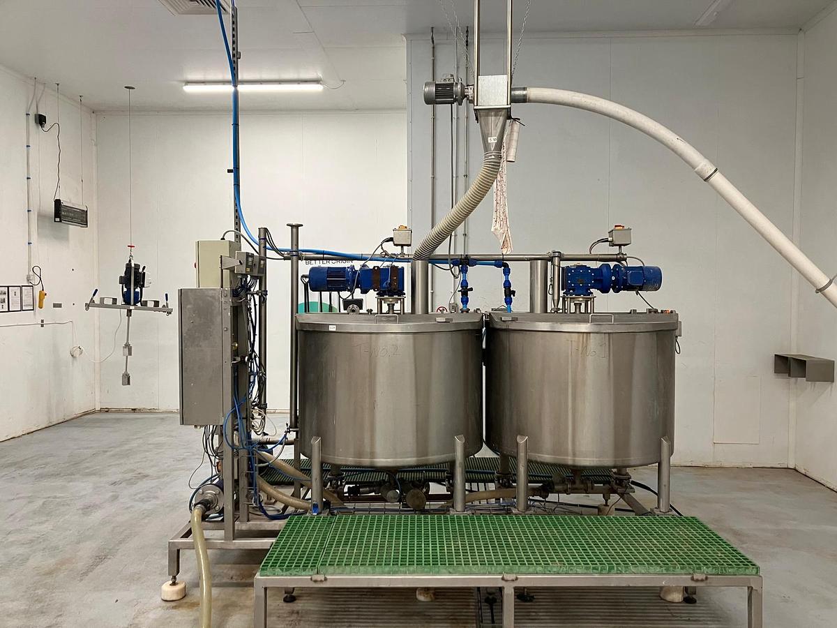 Used 2 x 800 LITRE MIXING TANKS ON SKID