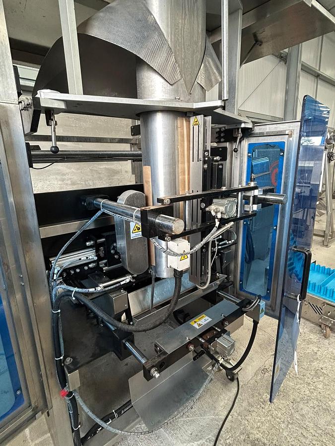 Used Wilpac automatic vertical form fill and seal packing machine. WP-E820