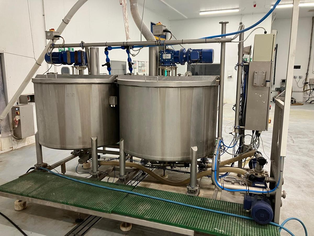 Used 2 x 800 LITRE MIXING TANKS ON SKID